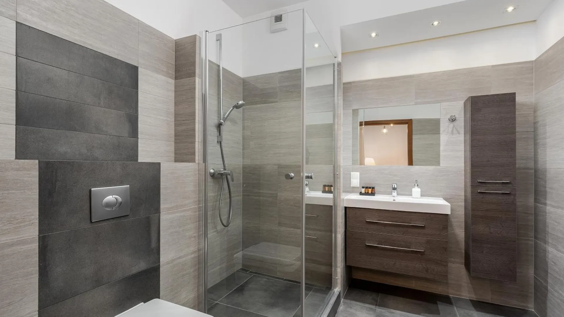 Browar Lubicz Apartment | Balcony | Elevator | Free Garage Cracovia
